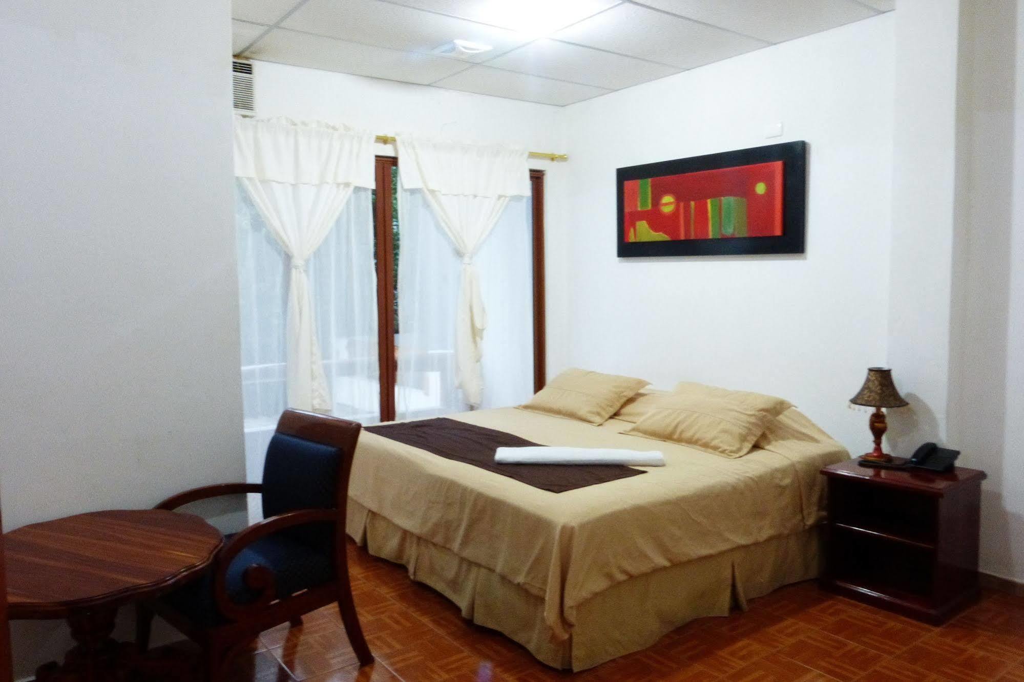Galapagos Islands Hotel プエルトアヨラ エクステリア 写真