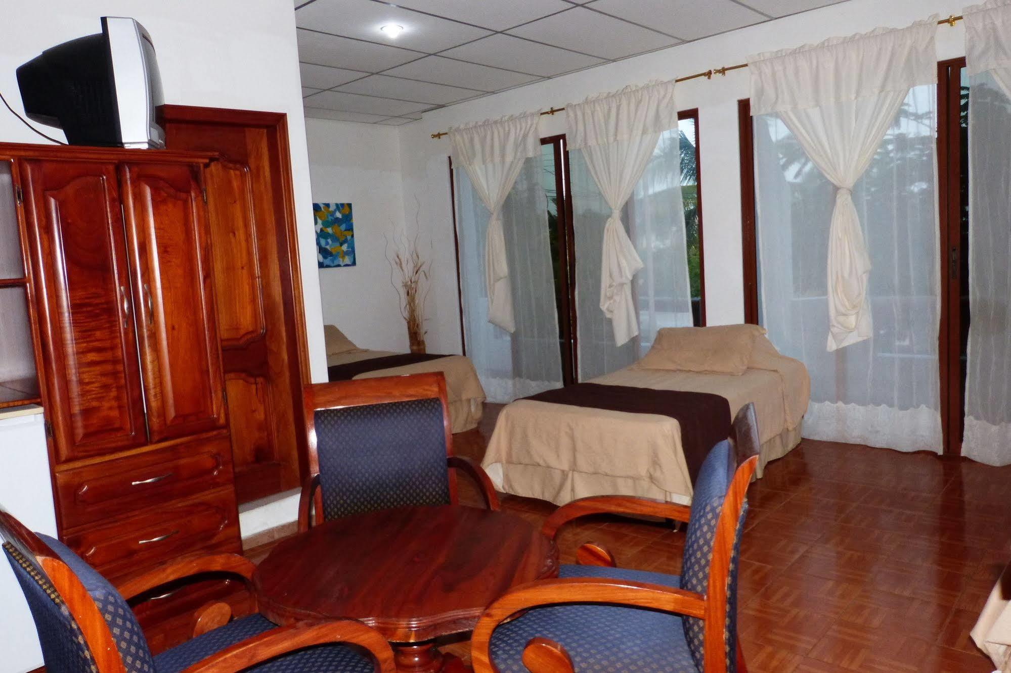 Galapagos Islands Hotel プエルトアヨラ エクステリア 写真
