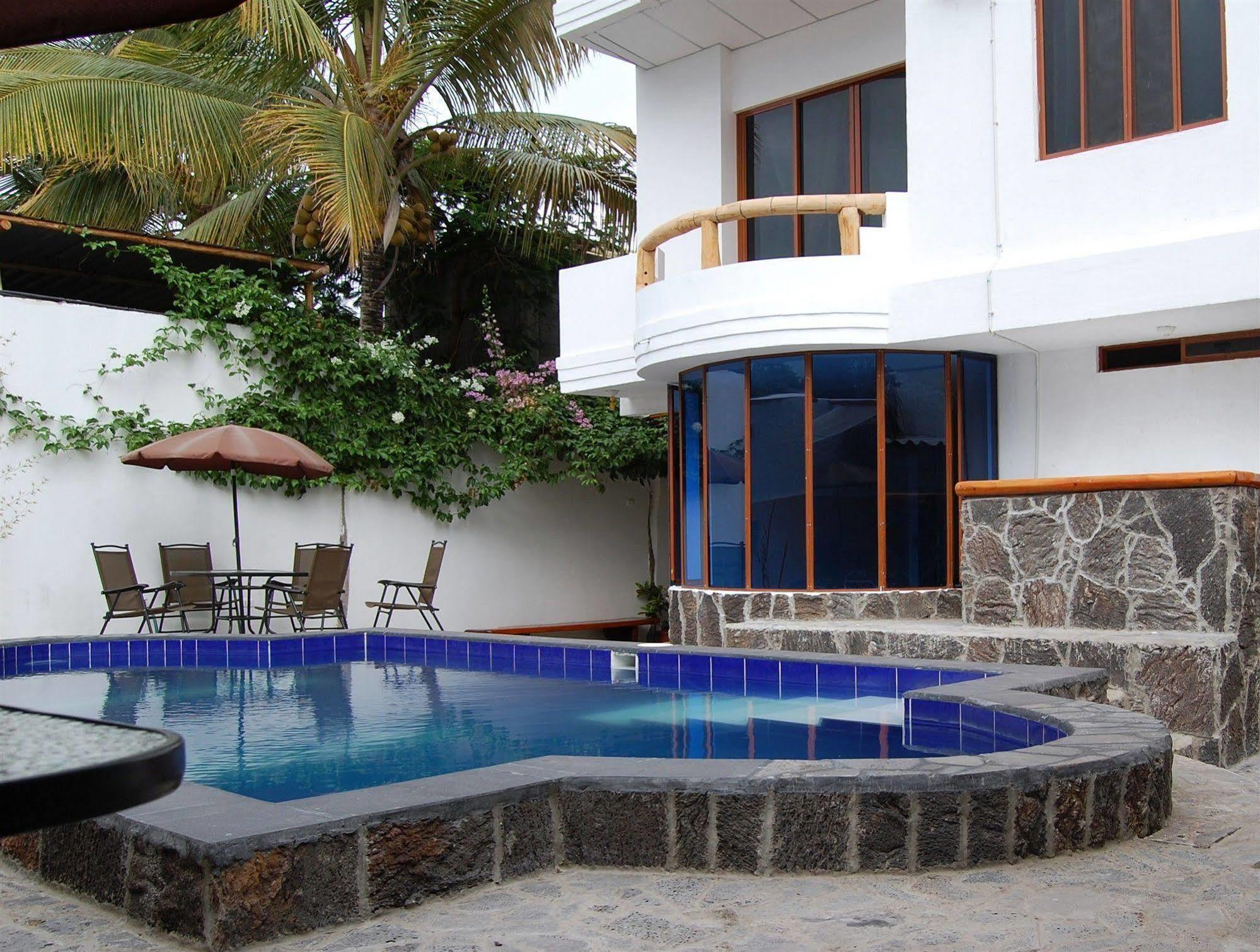 Galapagos Islands Hotel プエルトアヨラ エクステリア 写真