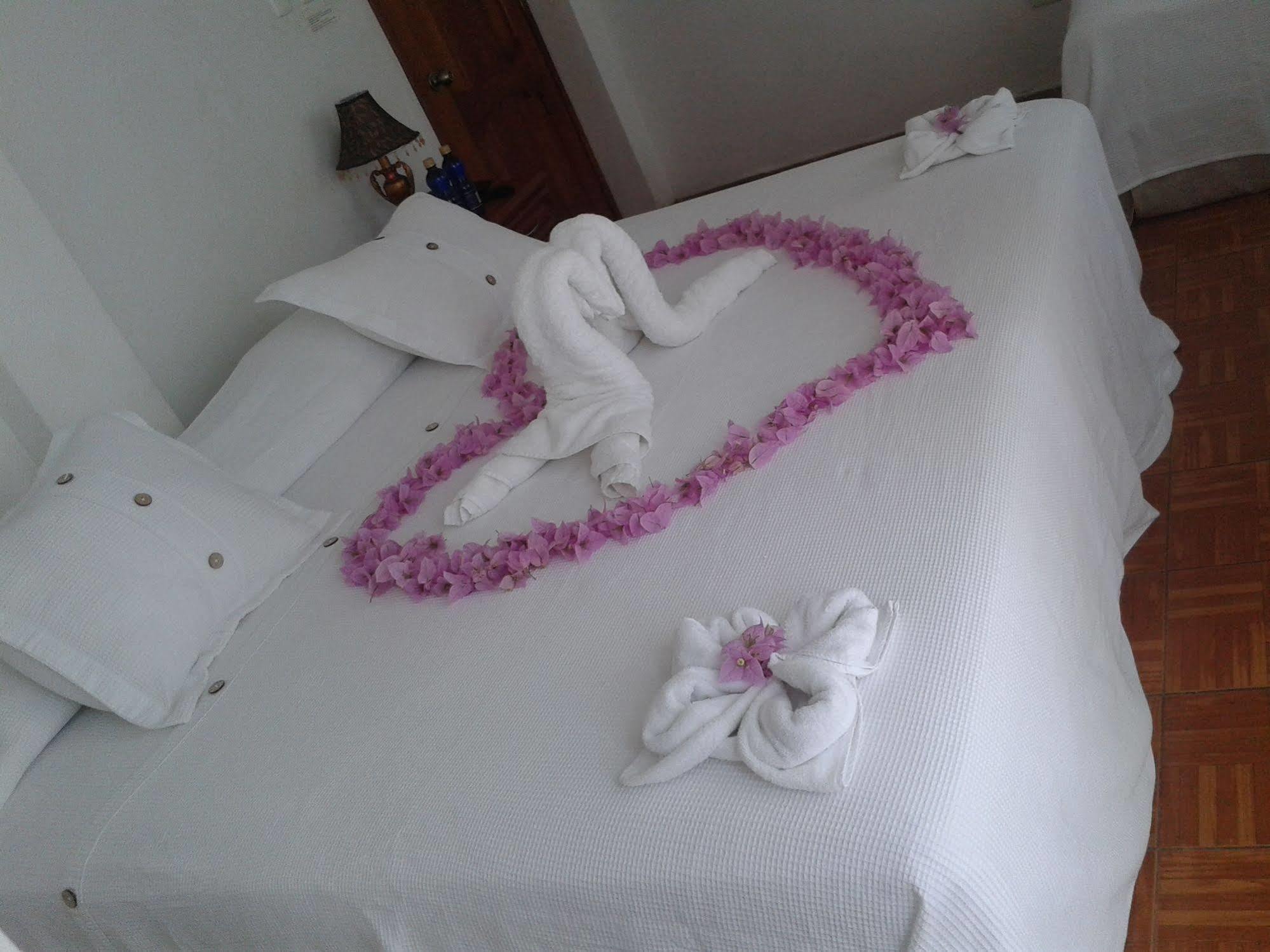 Galapagos Islands Hotel プエルトアヨラ エクステリア 写真