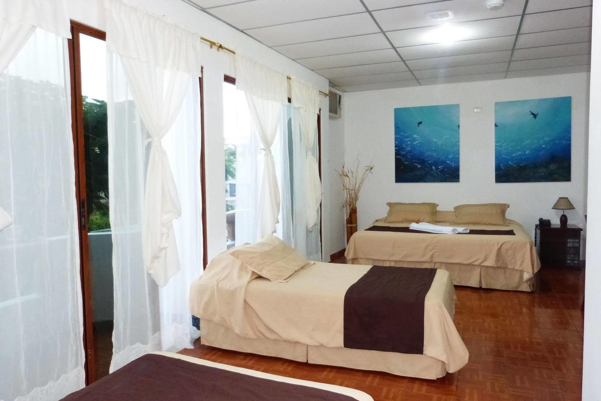 Galapagos Islands Hotel プエルトアヨラ エクステリア 写真